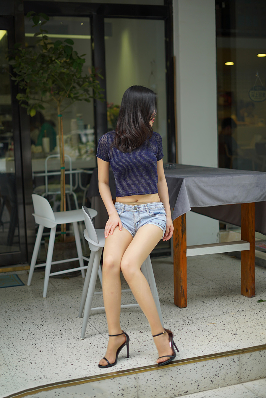 【在线看】袜小喵 KT100《热裤露脐装》-秘语空间